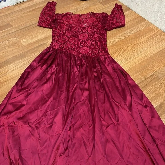 Vintage unbranded luxurious red satin and lace long sleeve maxi gown. Size 18W. - Picture 8 of 17
